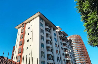 Temiz mavi gökyüzüne karşı eski tarz konut binası, Jakarta Endonezya.