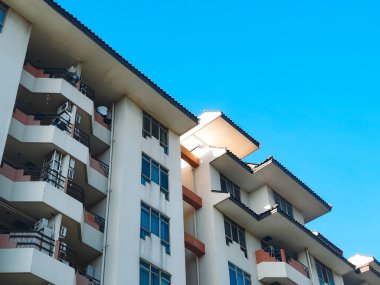 Temiz mavi gökyüzüne karşı eski tarz konut binası, Jakarta Endonezya.