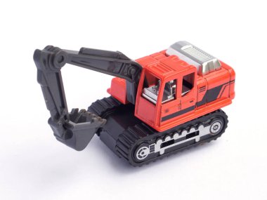 Yüksek açılı turuncu kazıcı ya da kazıcı oyuncağı beyaz arka planda izole edilmiş. ağır inşaat aracı miniatür veya ölçek.