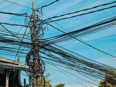 Bozuk elektrik kabloları kurulumu, karmaşık elektrik kabloları kötü planlama ve yönetimin göstergesidir.