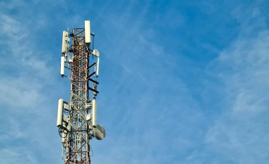 Merkez Alıcı İstasyonu veya Telekomünikasyon kutbu 4G ve 5G hücresel olarak açık mavi gökyüzüne karşı fotokopi alanı görüntüsü ile.