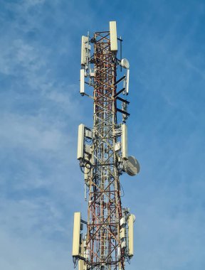4G ve 5G 'nin Telekomünikasyon kutupları parlak mavi gökyüzüne karşı..