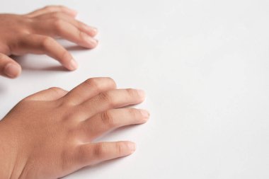 Beyaz arka planda izole edilmiş kirli uzun tırnakları olan küçük bir el, yakın plan fotoğrafçılık. Asyalı Çocuklar el görüşü üstten.