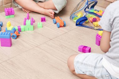 Bebek aktivitesi, renkli plastikle oynayan çocuk ya da oyuncak blokla bir şey inşa eden çocuk. Motorik aktivite. Çocuk gelişimi resim kavramı.