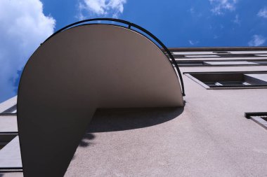 Yuvarlak balkonların modern tarzda çarpıcı bir fotoğrafı, Lodz, Polonya 'da çekildi. Bu mimari detay, şehrin görsel kimliği üzerine yeni bir perspektif sunan geometri, ışık ve şehir ritminin eşsiz karışımını gösteriyor..