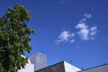 D, Polonya 'daki eski ve yeni kentsel duvarların geometrik görüntüsü. Açık mavi gökyüzü altında iç mekanlar veya yaratıcı kullanım için mükemmel, minimalist, soyut şehir manzarasının karşıtlığı.