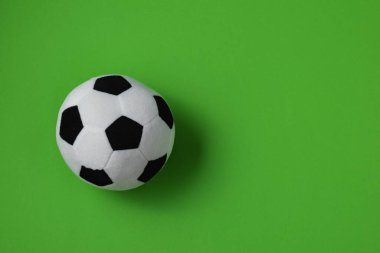 Futbol topu şeklindeki yumuşak dolgu yastık topu. Spor, eğlence, tasarım ya da çocuk eğlencesi kavramı. Oturma odası ya da yatak odası için güzel bir aksesuar.