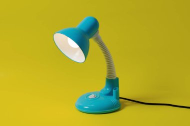 Masa lambası çevreyi yumuşak beyaz bir ışıkla aydınlatır. Çok yer kaplamayan bir ev eşyası insanın hayatına birçok yarar sağlar.