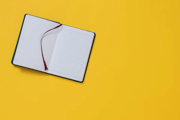 Sarı arkaplan üzerine notlar için yer imi ve boş alan içeren satır içi not defterini aç. Tasarım konsepti veya kırtasiye