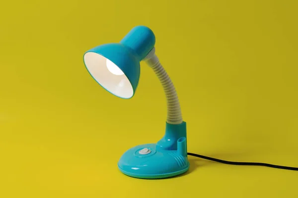 Masa lambası çevreyi yumuşak beyaz bir ışıkla aydınlatır. Çok yer kaplamayan bir ev eşyası insanın hayatına birçok yarar sağlar.