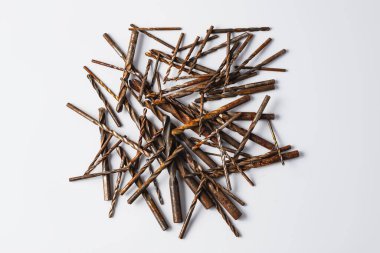 Paslı matkap uçları beyaz arkaplanda izole edilmiş