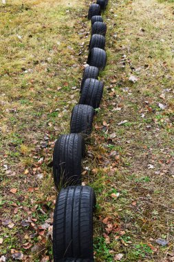Spor malzemeleri için kazılan araba lastikleri.