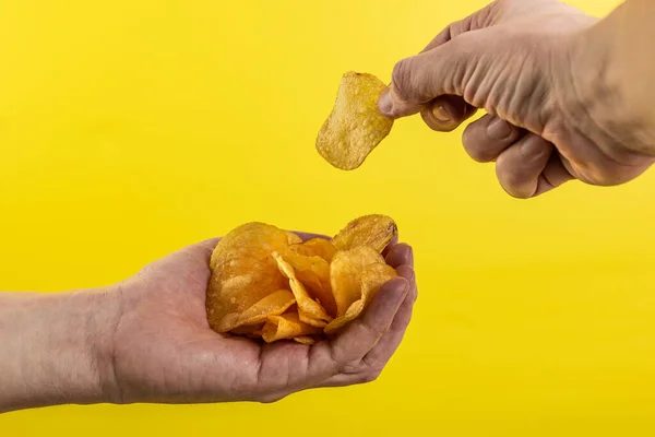 Sarı arka planda patates cipsi.