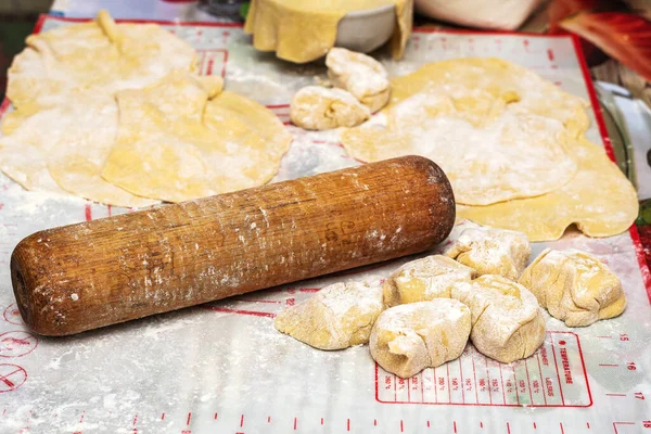 Mutfak masasında hamur pişirmeye hazırlanıyor.