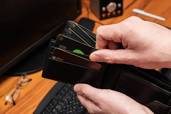 Banka kartları. Elektronik ödeme şekli kullanılıyor. Modern insanın rahatlığı.