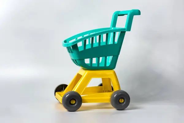 Çocuk oyuncağı market arabası. Oyuncakçı konsepti.
