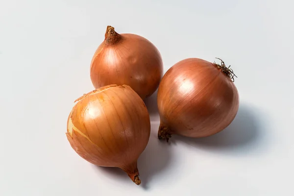 Beyaz arka planda soğan başları izole edilmiş. Pişirmek için sebzeler