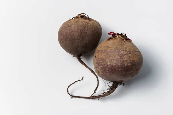 Kırmızı pancar, beyaz arka planda izole edilmiş. Yemek pişirmek için faydalı sebzeler.