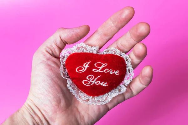 Pembe arka planda oyuncak şeklinde yumuşak bir kalp. Sevgililer Günü için kavram