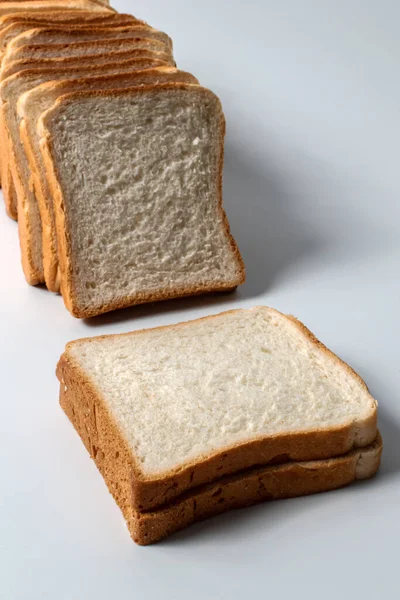 Beyaz arka planda ekmekli tost. Un hamur işleri