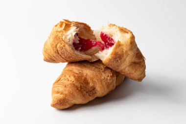 Beyaz arka planda dolgulu kruvasan.