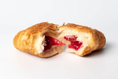 Beyaz arka planda dolgulu kruvasan.