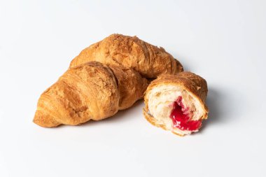 Beyaz arka planda dolgulu kruvasan.