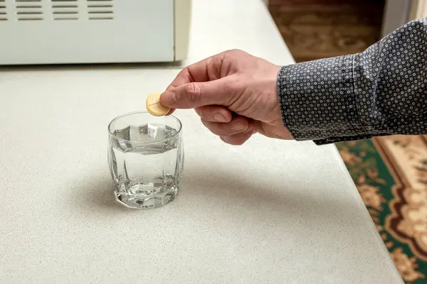 Suda çözülmek için köpüklü vitamin tableti