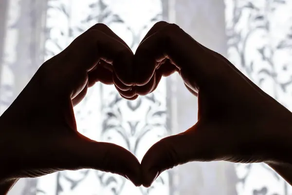 Pencerenin arka planında kalp şekli