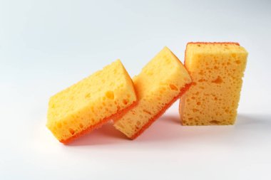 Bulaşık süngeri. Beyaz arkaplanda mutfak süngeri