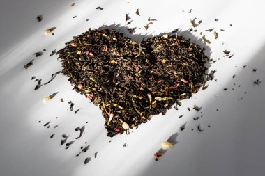 Masaya saçılmış çay. Pencereden güneş ışığı altında çay.