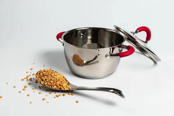 Çorba pişirmek için hazır bir kaşıkta kurutulmuş bezelye.