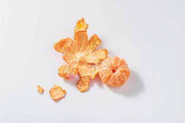 GDO 'lu doğal vitamin kavramı olarak soyulmuş mandalina biçiminde arka plan