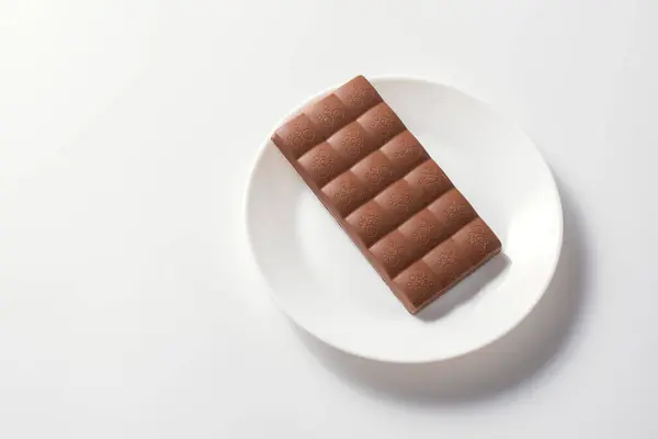 Süt çikolatası beyaz tabakta.