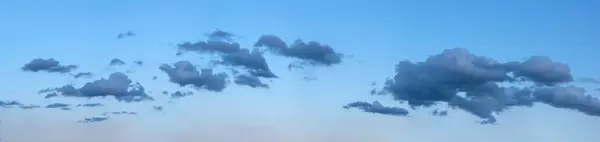 Mavi gökyüzüne karşı mor bulutlar. Panorama. Güzel gökyüzü. Günbatımı gökyüzünün hafif bir gradyanı