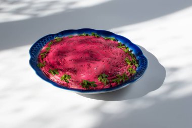 Geleneksel mayonez ve kırmızı pancar salatası.