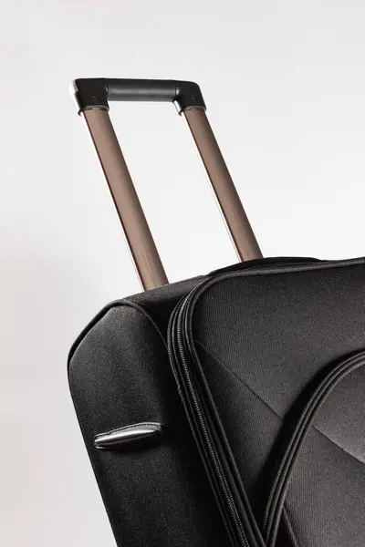 Seyahat valizi yakın plan. Seyahat çantası. Arka planda izole bir bavul. Seyahat kavramları