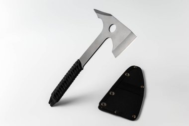 Beyaz arka planda Tomahawk. Savaş baltası. Soğuk Silahlar. Çantalı yeni siyah bir savaş baltası. Askerileştirilmiş