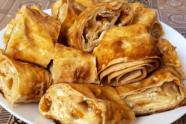 Süzme peynirli tatlı turta