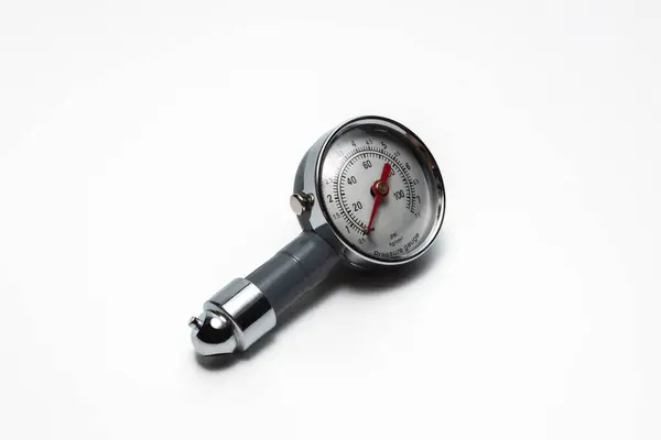 Beyaz arkaplanda lastik basıncı göstergesi