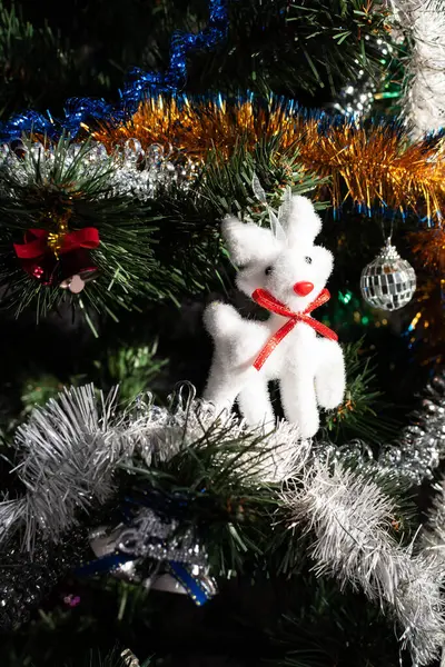 Noel ağacındaki bir süs olarak beyaz Noel geyiği. Noel ağacı oyuncağı. Beyaz ren geyiği.