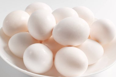 Beyaz tabakta beyaz yumurtalar.