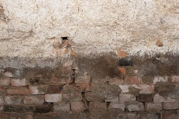 Eski alçılı tuğla duvar zamanla mahvoldu.