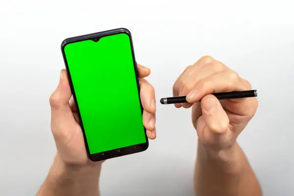 Telefon ekranı yeşil krom anahtardır. Yeşil akıllı telefon ekranı.