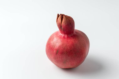 Beyaz zemin üzerinde olgun nar