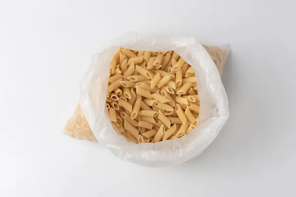 Beyaz bir arka plan üzerinde paket makarna