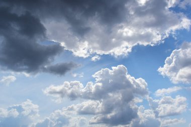 Kümülüs bulutlarıyla gökyüzüne yakın çekim.