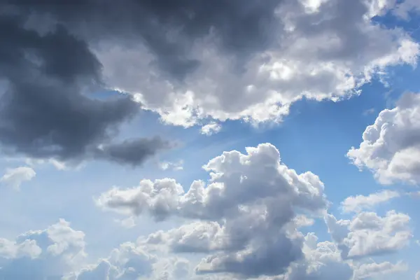 Kümülüs bulutlarıyla gökyüzüne yakın çekim.