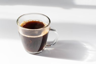 Sabahın erken saatlerinde Masadaki Kahve.