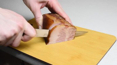 Mutfaktaki bir kesim tahtasında jambon dilimleme. Jambon Dilimleyici Video.